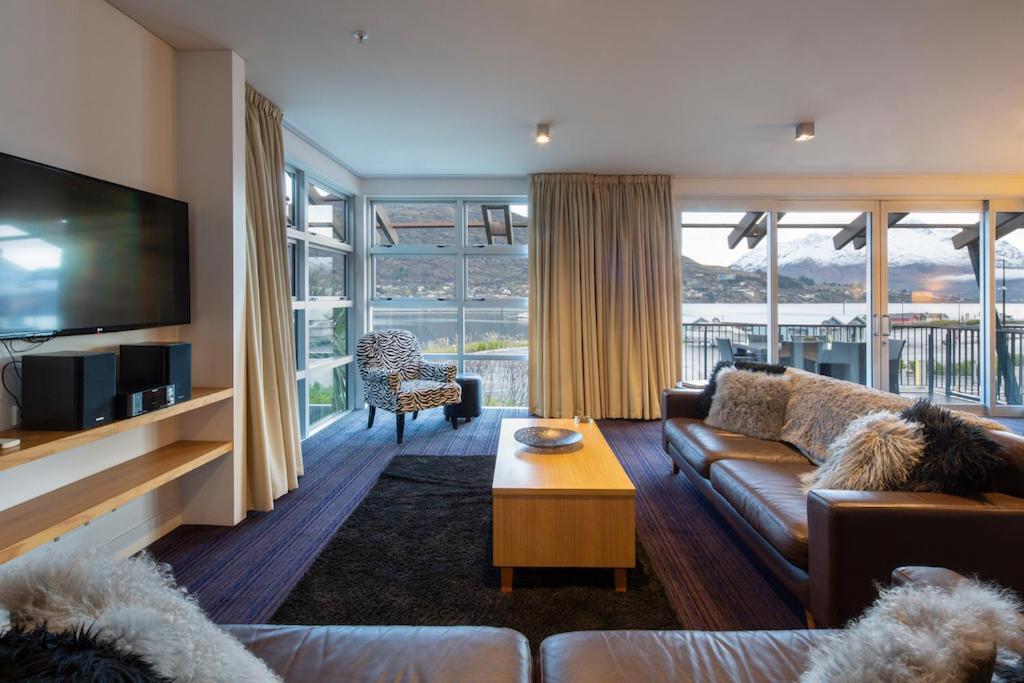 Absolute Lakefront Location - 3 Bedroom Apartment Квинстаун Экстерьер фото