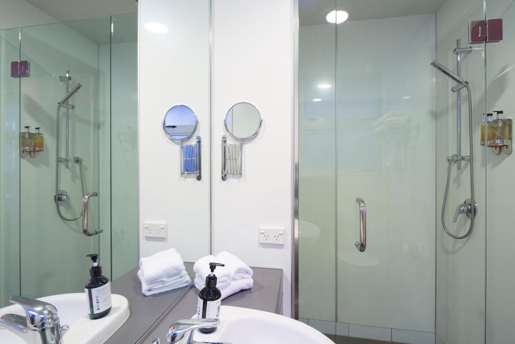 Absolute Lakefront Location - 3 Bedroom Apartment Квинстаун Экстерьер фото