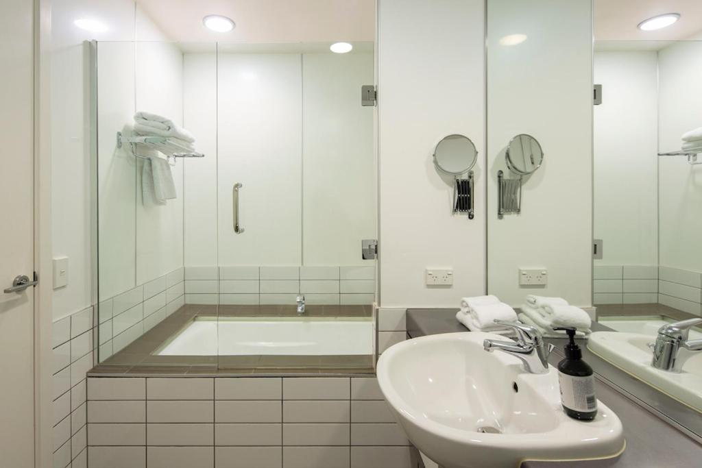 Absolute Lakefront Location - 3 Bedroom Apartment Квинстаун Экстерьер фото