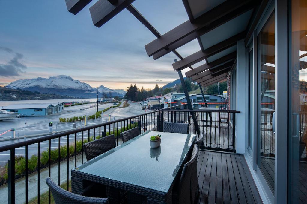 Absolute Lakefront Location - 3 Bedroom Apartment Квинстаун Экстерьер фото