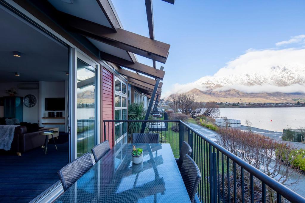 Absolute Lakefront Location - 3 Bedroom Apartment Квинстаун Экстерьер фото
