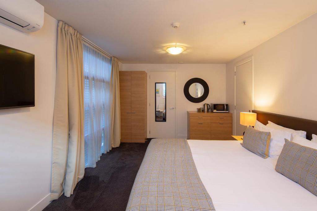 Absolute Lakefront Location - 3 Bedroom Apartment Квинстаун Экстерьер фото