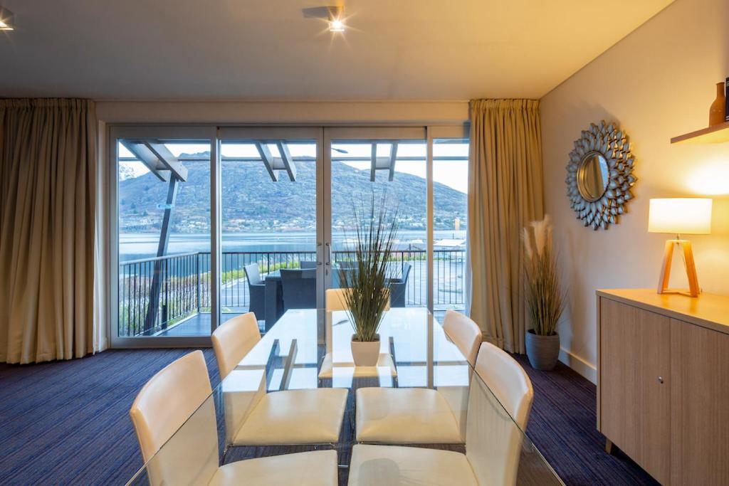 Absolute Lakefront Location - 3 Bedroom Apartment Квинстаун Экстерьер фото